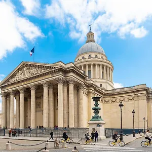 Emily In , París Francia